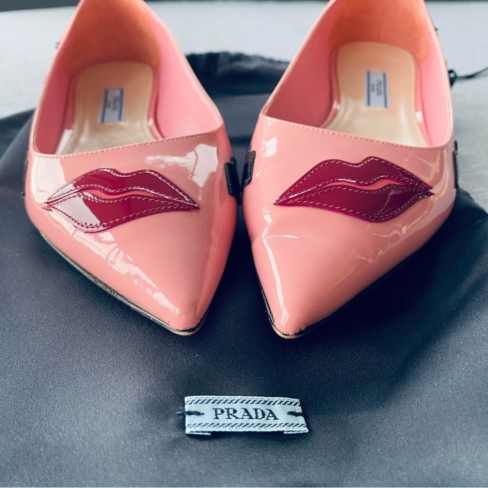 🇮🇹 PRADA | Pink Patent Leather | Kiss Print Flats - Picture 5 of 17